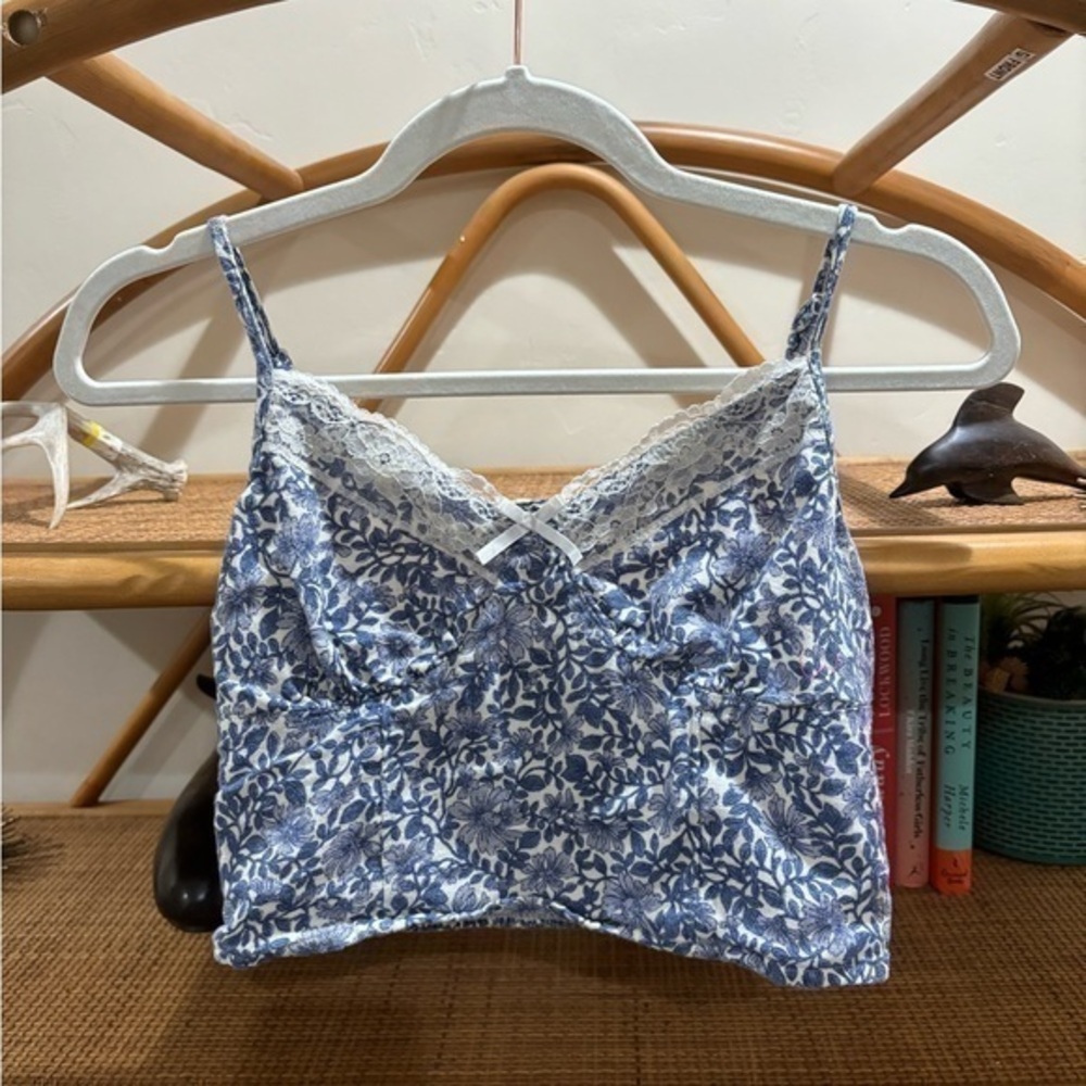 American Eagle women’s blue cropped tank floral